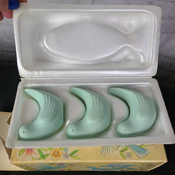 Avon BIRD-IN-HAND. Soap dish and 3 " Special Occasion"  Soaps  FLASH SALE - Picture 10 of 10